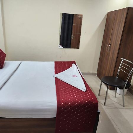 Hotel Cozy Cave Нью-Дели Экстерьер фото