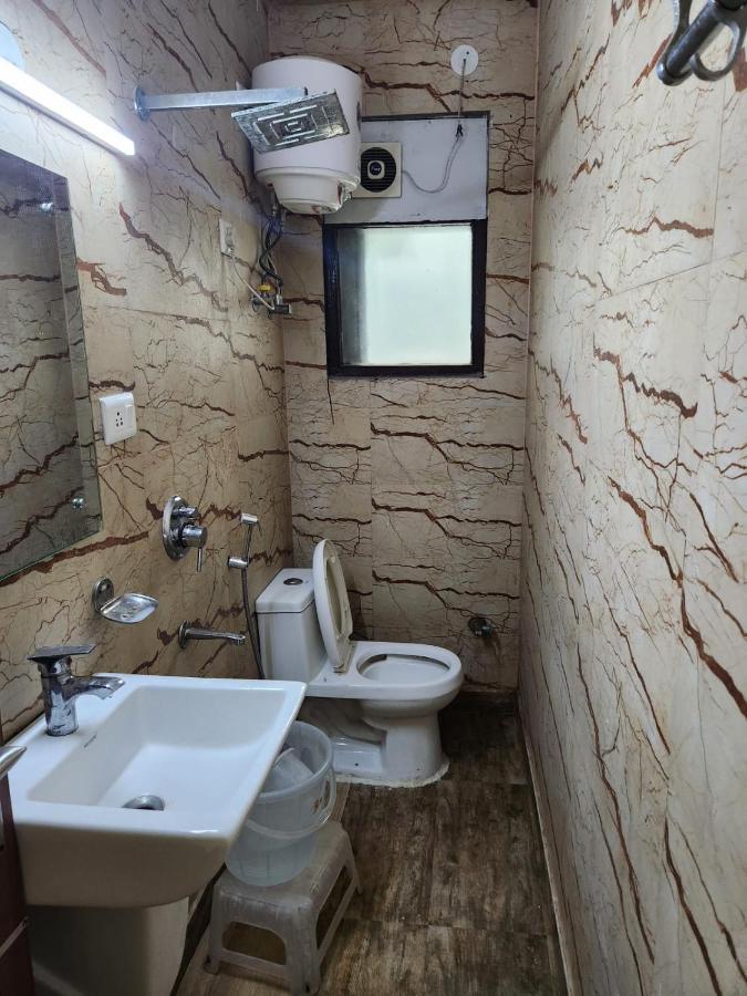 Hotel Cozy Cave Нью-Дели Экстерьер фото
