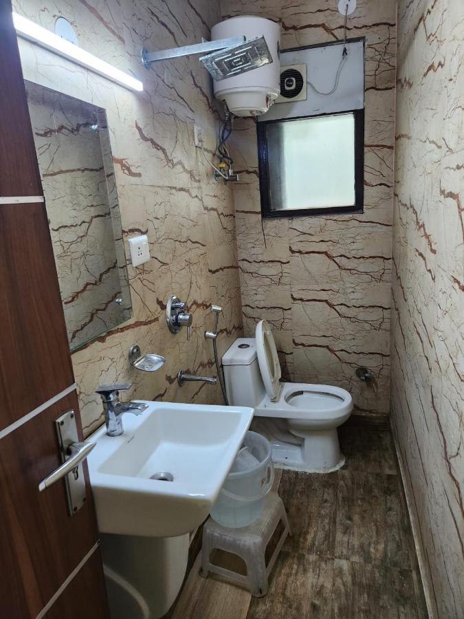Hotel Cozy Cave Нью-Дели Экстерьер фото
