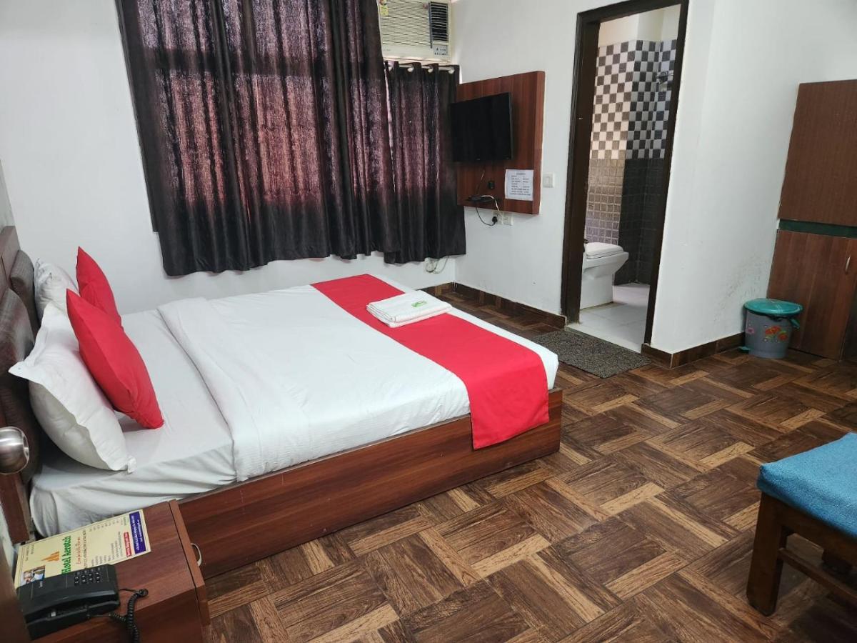 Hotel Cozy Cave Нью-Дели Экстерьер фото