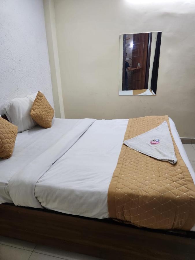 Hotel Cozy Cave Нью-Дели Экстерьер фото