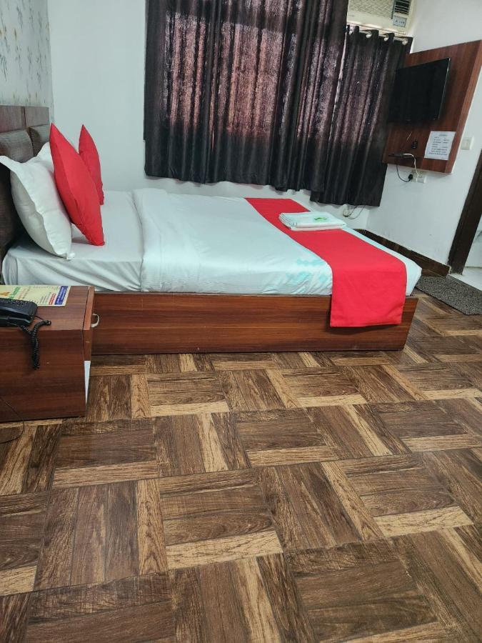 Hotel Cozy Cave Нью-Дели Экстерьер фото