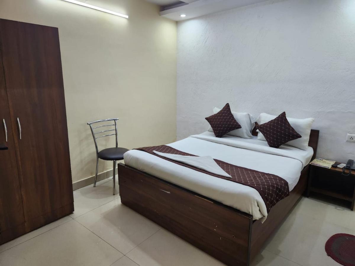 Hotel Cozy Cave Нью-Дели Экстерьер фото